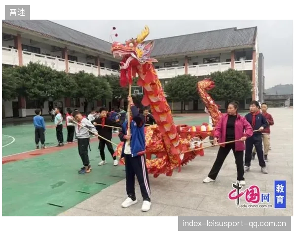 舞龙比赛动作整齐震撼观众：传承与商业新篇章