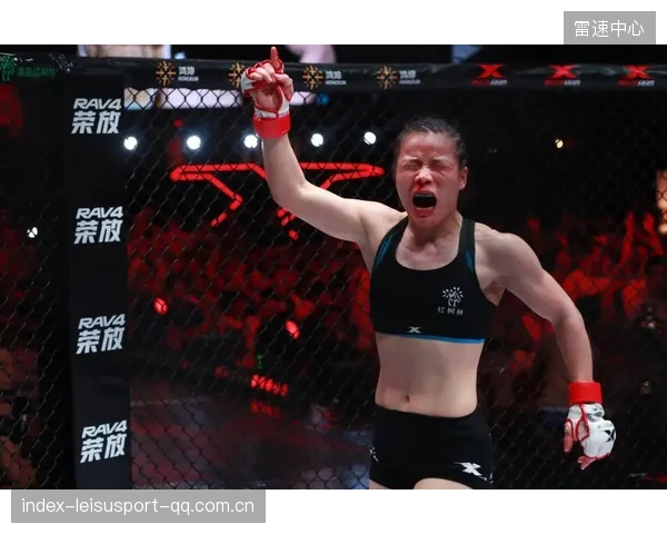 震撼全场！MMA拳手上勾拳命中下巴，敌手倒地抽搐，赛事精彩瞬间回顾